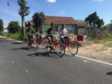 Blitar schoolboys take 5.5 km detour to return wallet