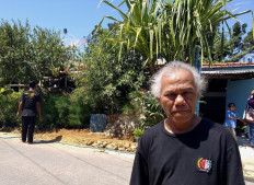 Suwondo, affectionately known as Mbah Wondo, is a 65-year-old man from the southern coast of Blitar regency, East Java, who does not understand about global warming or climate change, much less the effects of greenhouse gas emission or how big trees can absorb carbon dioxide in the air and neutralize it in the soil. However, he knows that people have to live in harmony with nature.