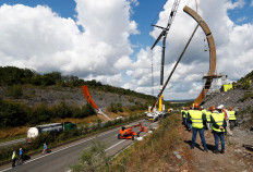 Massive steel sculpture takes pride of place on Belgian highway