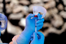 A health worker fills a syringe with Ebola vaccine before injecting it to a patient, in Goma, Democratic Republic of Congo, on August 5, 2019. 
