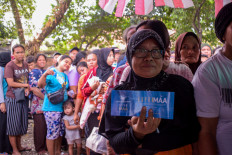 Residents line up to exchange coupons with qurban (sacrificial) meat prepared at Al Azhar Grand Mosque in South Jakarta on Sunday. The mosque had prepared 200 goats and 30 cows as qurban. JP/Anggie Angela