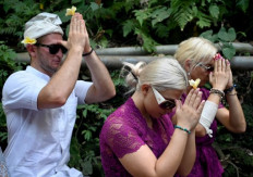 Czech couple pray in cleansing ritual after Bali temple antics