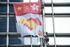 'French Spiderman' scales Hong Kong skyscraper with 'peace banner'