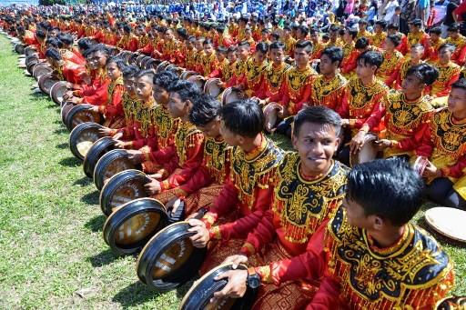 Acehnese hold mass dance for Indonesian independence day