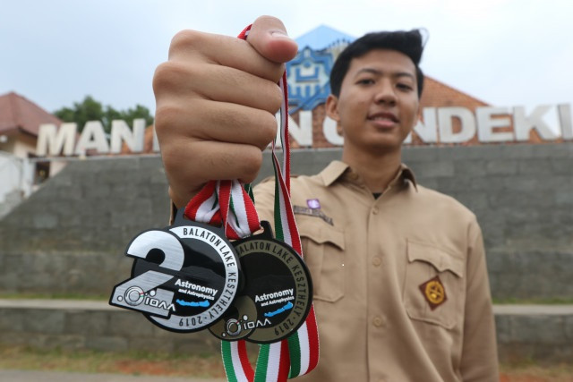 Future astronomer: Hilmi Nuruzzaman shows the silver and bronze medals he won at the 13th International Olympiad of Astronomy and Astrophysics 2019 in Keszthely, Hungary.
