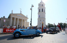 Vintage car rally marks Baltics human chain anniversary