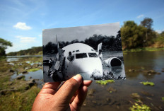 Water of the Bengawan Solo River covers almost half of the aircraft’s remains. JP/Boy T. Harjanto