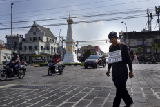 Throwing shade, Javanese style: Man mocks Amien Rais with long walk and leather puppet
