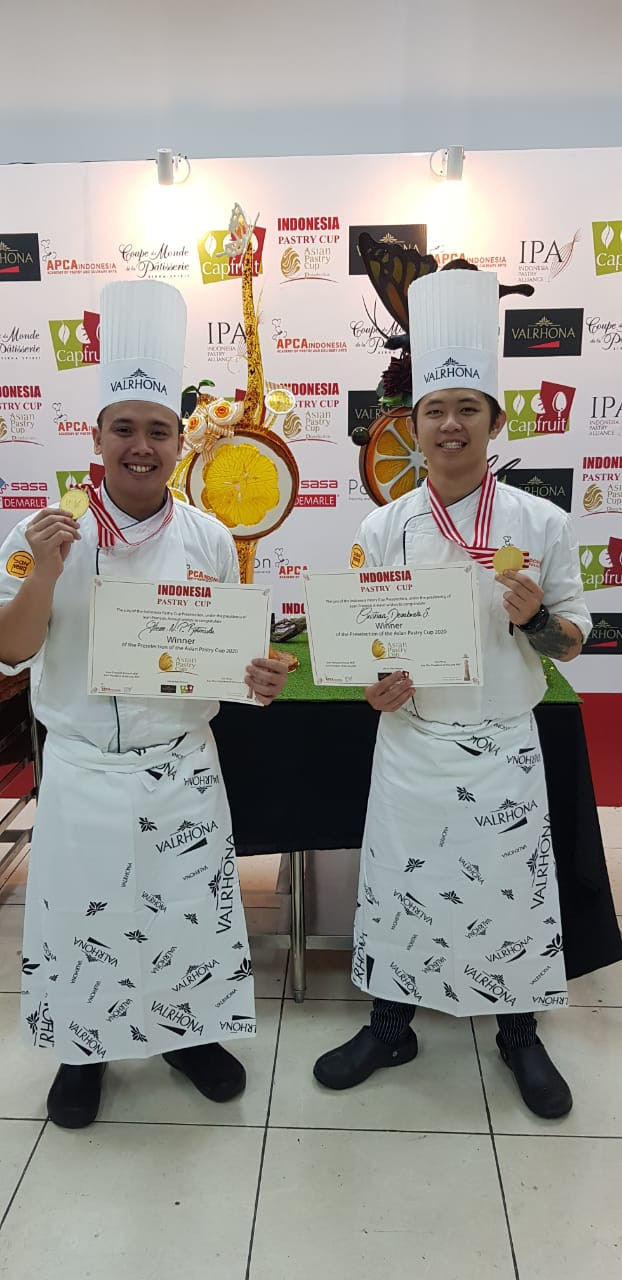 Winning smiles: Chef Glenn N. P. Rotinsulu (left) and Chef Christian Dewabrata holding gold medals for the 2019 Indonesian Pastry Cup.