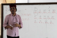 Hanacaraka Society founder Sugi Lanus explains the differences between the Balinese and Sundanese alphabets during a workshop at the Ajip Rosidi Library in Bandung, West Java, on Thursday. JP/Arya Dipa