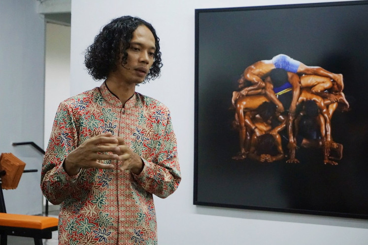 Julian 'Togar' Abraham introduces his exhibition Ulah Tanah (Mischievous Earth) at Super Baday Fitness Center, Ruci Art Space, Jakarta, on Friday.