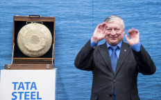 Azerbaijan's former world chess champion Anatoly Karpov bangs the opening gong at the start of the final day of the 79th edition of the Tata Steel Chess Tournament in the Moriaan sports hall in Wijk aan Zee on January 29, 2017. 
