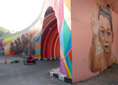 The iconic tunnel of the Manahan overpass. JP/Ganug Nugroho Adi