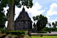 Malang resident discovers structures believed to be ancient temple