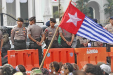 Papuan students stage a rally in front of the State Palace in Jakarta on Wednesday to demand that the government restore the internet service in restive Papua and West Papua provinces and hold a referendum on Papuan independence. 