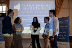 Accelerators: H&M regional sustainability manager Anya Sapphira (second left),  World Resources Institute (WRI) Indonesia climate and energy manager Almo Pradana (right), Allotrope Partners country director Gina Lisdiani (center), IFM and Energy Procter & Gamble Indonesia purchases manager of capital Rangga Mahesa Putera (second right) and H&M Indonesia sustainability program manager (left) have a discussion on the sidelines of a media conference on Clean Energy Investment Accelerator (CEIA)  Indonesia in Jakarta on July 23. 
More than a hundred multinational companies have pledged 100 percent use of renewable energy. CEIA Indonesia has provided assistance for the past year to some of the companies in procuring the renewable energy for electricity and power supply.