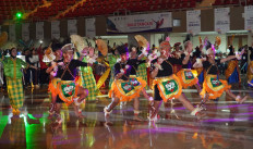 Colossal dance: Students of Open University perform a traditional dance during the opening of the 2019 Academic Discussions and Sports and Arts Week (Disporseni) in South Tangerang, Banten. 