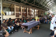 A funeral service for a Christian is held in the front yard of a mosque in Cempaka Baru, Central Jakarta, on Aug. 25. 