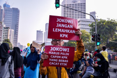 Members of civil groups rally to demand President Joko "Jokowi" Widodo remove problematic names from the list of leadership candidates for the Corruption Eradication Commission in Jakarta on Sept. 1, 2019.