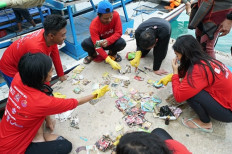 Apart from joining a workshop and visiting the Ministry of Maritime Affairs and Fisheries, the IYMDS participants also took part in field work to clean beaches in Thousand Islands.