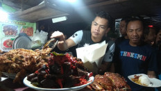 Hot meals: A vendor prepares a takeaway for a customer at Nasi Lapau Jaya on Jl. Cikini 2 in Menteng, Central Jakarta, on Wednesday, Sept. 4, 2019. The Nasi Padang stall is one of the street food joints recommended by Dari Halte ke Halte.
