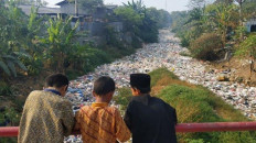 Stench, mosquitoes from waste-covered river haunt Bekasi residents