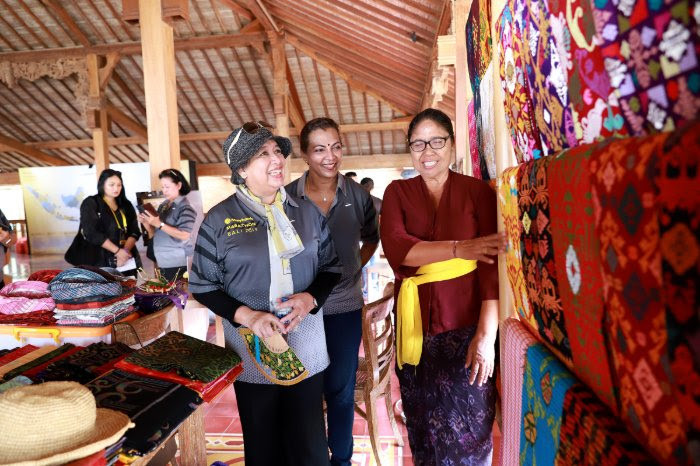 Nice batik: Maybank Indonesia president director Taswin Zakaria (left) and Maybank Group chairman Datuk Mohaiyani Shamsudin (center), accompanied by Maybank Indonesia’s board of directors and commissioners, Bali administration representatives and beneficiaries of the bank’s Corporate Social Responsibility (CSR) program, visit an exhibition of batik products on the sidelines of the Maybank Bali Marathon in Benoa, Bali, on Sept. 7.