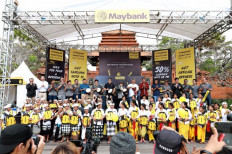 Perfect pose: Students get involved in a ceremony during the Maybank Bali Marathon 2019. Maybank Indonesia received support from more than 4,500 students and 172 teachers from 43 schools during the event. A large number of them lined up along the race route to cheer on the runners.