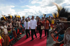 Jokowi promises 4G internet, presidential palace and jobs for Papuans