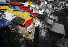 (Left) A resident paints his house in 2015. (Right) In 2019, the colors on the roofs have started to fade. JP/Boy T Harjanto
