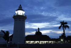 The front view of the Banten Grand Mosque with its iconic tower, ahead of the evening prayer. JP/Mala Hayati
