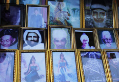 Pictures of religious figures, statesmen and mystical figures are sold at souvenir shops along the right wall of the Banten Grand Mosque. JP/Mala Hayati
