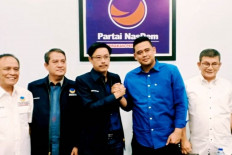 President Joko "Jokowi" Widodo's son-in-law Bobby Nasution (second right) meets NasDem Party politicians in Medan, North Sumatra, on Sept. 10. Observers have speculated the Medan native might run in the Medan mayoral election in 2020. 