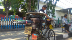Rahmat Hartolo, better known as Pak Payung, 75, patiently waits for customers outside Jakarta Kota station in West Jakarta on Tuesday, Sept.10. 2019. The mobile wear repairman is often a victim of intimidation by other road users. (JP/Budi Sutrisno)