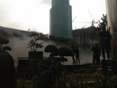 A riot broke out in front of the Corruption Eradication Commission (KPK) in Jakarta as protesters in support of the KPK Law revision burned banners and flower boards and threw bottles and sticks into the building on Friday afternoon.