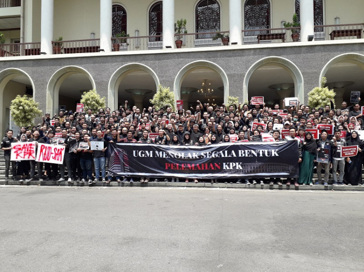 UGM academicians, students and anti-corruption activists pose for a group photo in front of the campus' Balairung hall after reading out a joint statement to save the Corruption Eradication Commission (KPK).