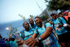 Activist and treegrower Siyabulela Sokomani takes a selfies as he prepares for the start of the Cape Town marathon, in South Africa September 15, 2019. He is one of a group of 20 runners participating in the marathon with saplings on their backs to promote the planting of native trees amid a nationwide push to replace invasive species with indigenous ones to cope with drought and climate change. 