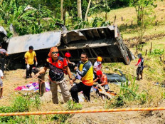 15 killed as truck plunges down ravine in Philippines