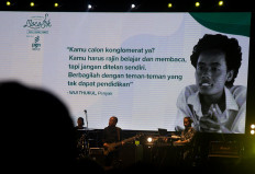 A concert has a background painting of Indonesian writers. JP/Tarko Sudiarno