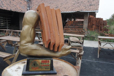 The 2019 Jatiwangi Cup bodybuilding championship for jebor workers offers total prizes worth Rp 10 million and a rotating trophy presented by the Jatiwangi Art Factory. The winning jebor has the honor of hosting the championship the following year. JP/Arya Dipa