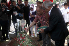 Timor Leste's first president Xanana Gusmao visits the grave of Indonesia's third president BJ Habibie at the Kalibata Heroes Cemetery in South Jakarta on Sunday, September 15, 2019. JP/Narabeto Korohama
