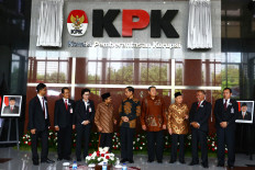 President Joko "Jokowi" Widodo takes a picture together with former presidents Susilo Bambang Yudhoyono and BJ Habibie and the leaders of the Corruption Eradication Commission (KPK) when attending the inauguration of the KPK's new building in Jakarta on December 29, 2015. The launch was in conjunction with the KPK's 12th anniversary. JP/Wienda Parwitasari