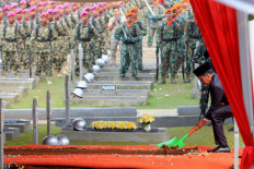 President Joko “Jokowi” Widodo puts soil into the grave of late former president Bacharuddin Jusuf Habibie during the funeral procession at the Kalibata Heroes Cemetery in South Jakarta on Thursday, September 12, 2019. Habibie died the day before at the age of 83 after suffering from heart failure. JP/Seto Wardhana