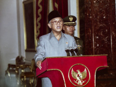President B.J Habibie announces his Reform/Development Cabinet, which comprises 20 members of the previous lineup and 16 newcomers. Habibie vowed to build a clean and independent government when he announced the new cabinet at Merdeka Palace on Friday, May 22. 1998. JP/Alex Rumi