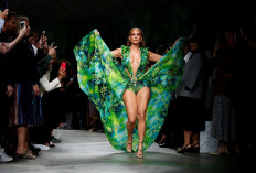 Jennifer Lopez closes Versace Milan show in that jungle dress