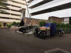 House that can’t be moved: Owner stands ground despite being boxed dwarfed by skyscraper 