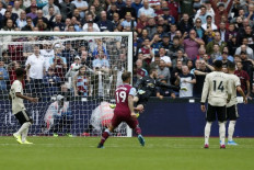 Liverpool restore five-point lead at Chelsea, Man Utd beaten by West Ham