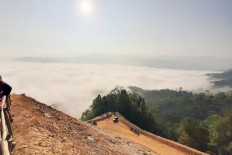 'Jammed since 1 a.m.': Tourists to Banten attraction stuck in 7-km tailback