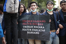 Students protest against the planned revision Criminal Code and the revision to Corruption Eradication Commission law in front of the House of Representatives building in Senayan, Jakarta on Sept. 24. JP/Narabeto Korohama 