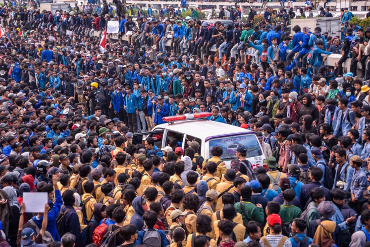 Students throng in front of House, more flood into Jakarta as protests continue
